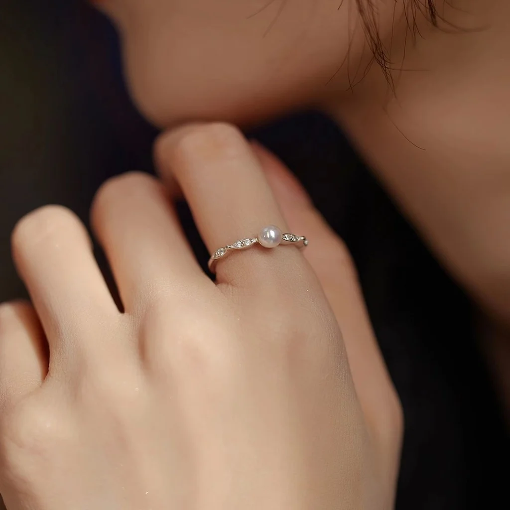 Freshwater pearl ring in 925 sterling silver with leaf CZ design, flat lay product shot
