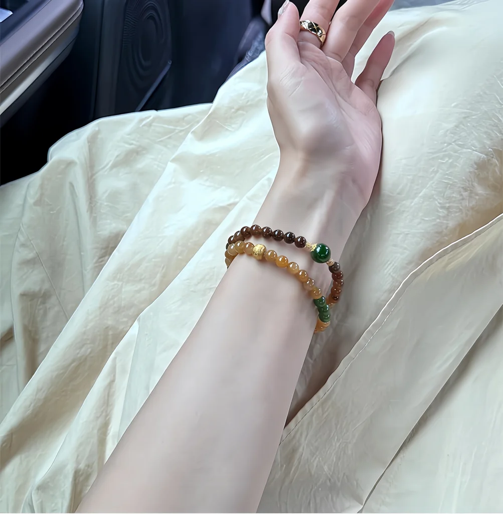 Close‑up loop view of Hetian Qiemo sugar jade beaded bracelet, show smooth waxy luster and natural gradient color of nephrite beads