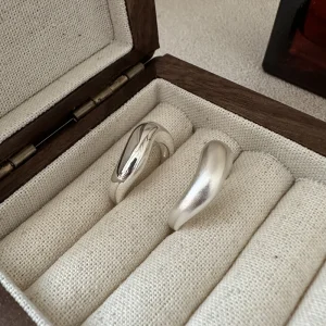 S925 sterling silver irregular open ring set, polished glossy silver and matte brushed silver styles displayed in wooden jewelry box